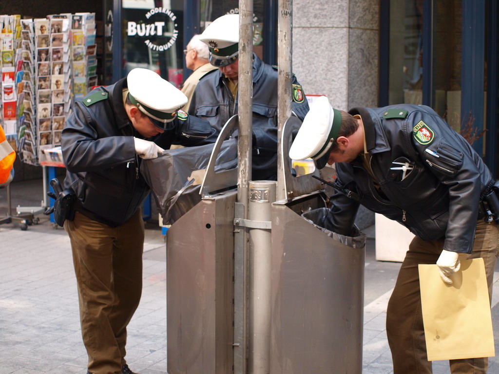 Suchmassnahmen am Koelner Neumarkt nach Raubueberfall im Parkhaus Wolfstr P20.JPG